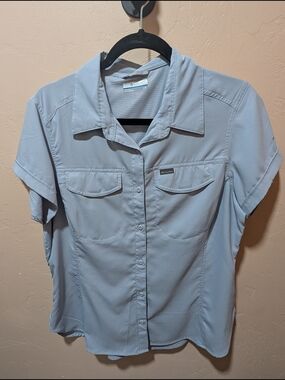 EUC Woman Columbia Short Sleeve Button Up Shirt Light Dusty Baby Blue Large